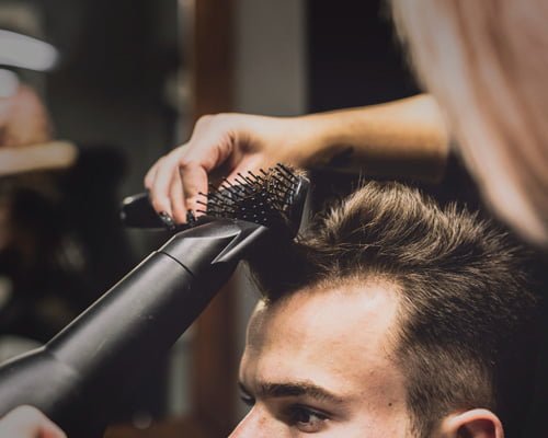 Cara de Macho, Homem cuidando do cabelo em barbeiro