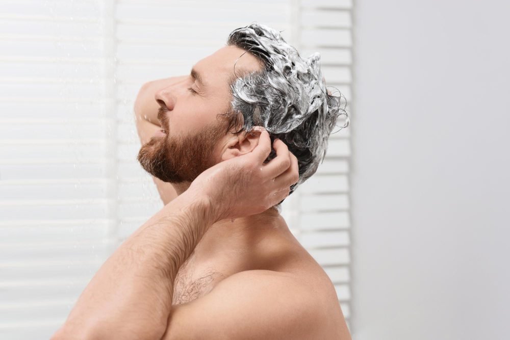 A Importância da Observação e Adaptação ao lavar o cabelo do homem