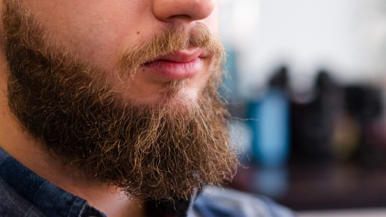 Crescimento da barba do homem - fazer a barba crescer - cara de macho