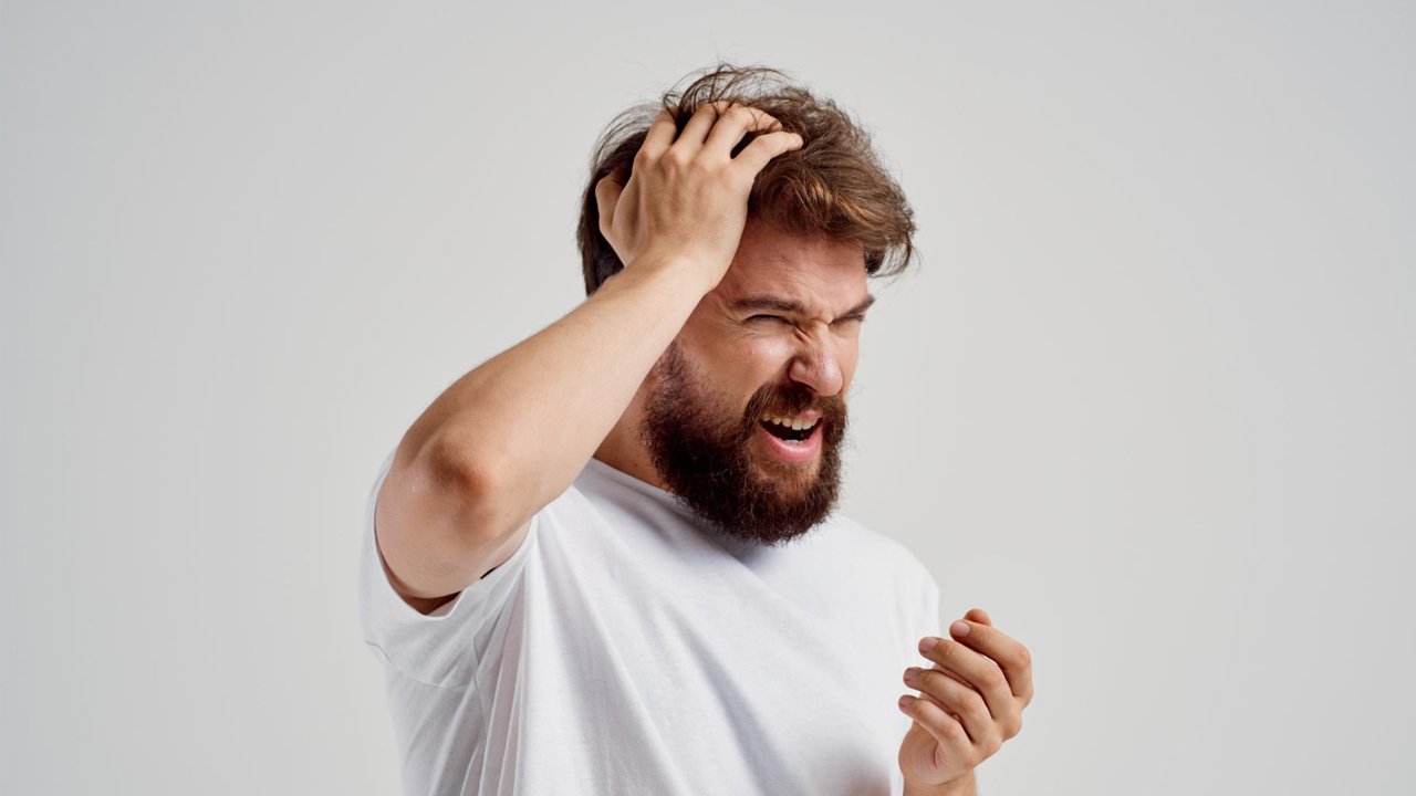 Controlar a oleosidade e descamação no cabelo masculino