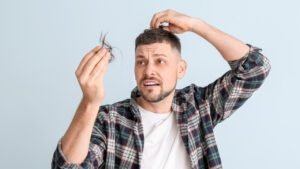 Impacto do estresse na queda de cabelo e saúde da barba no homem