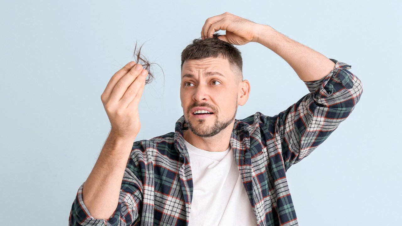 Impacto do estresse na queda de cabelo e saúde da barba no homem