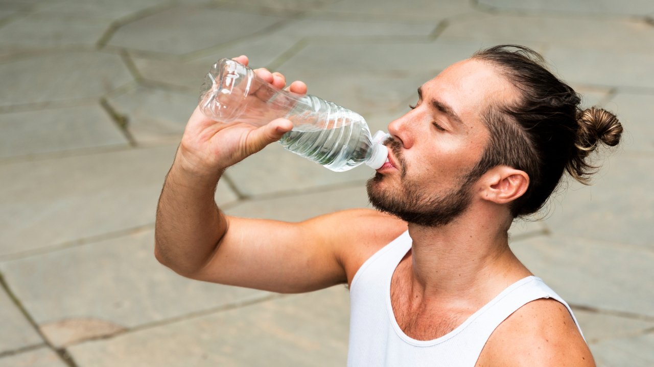 Beber muita água tem influência na saúde capilar do homem