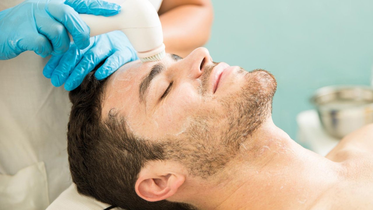 Cuidados com a pele limpeza de pele para homens