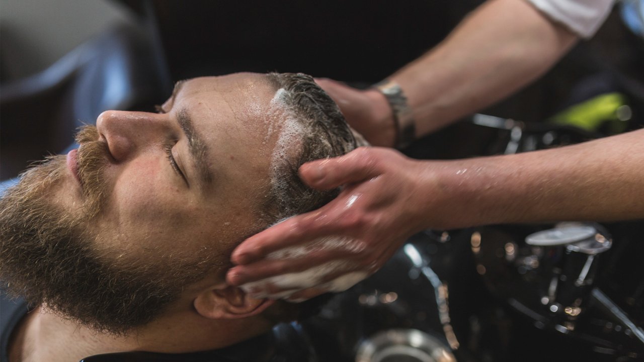 Os 5 erros que acabam com o cabelo masculino