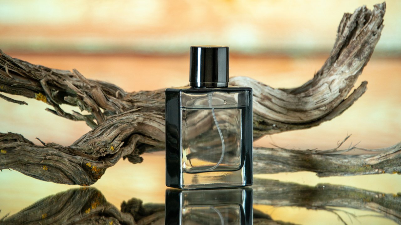 Perfume masculino elegante amadeirado