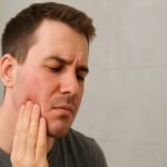 homem com barba coçando o queixo frustrado