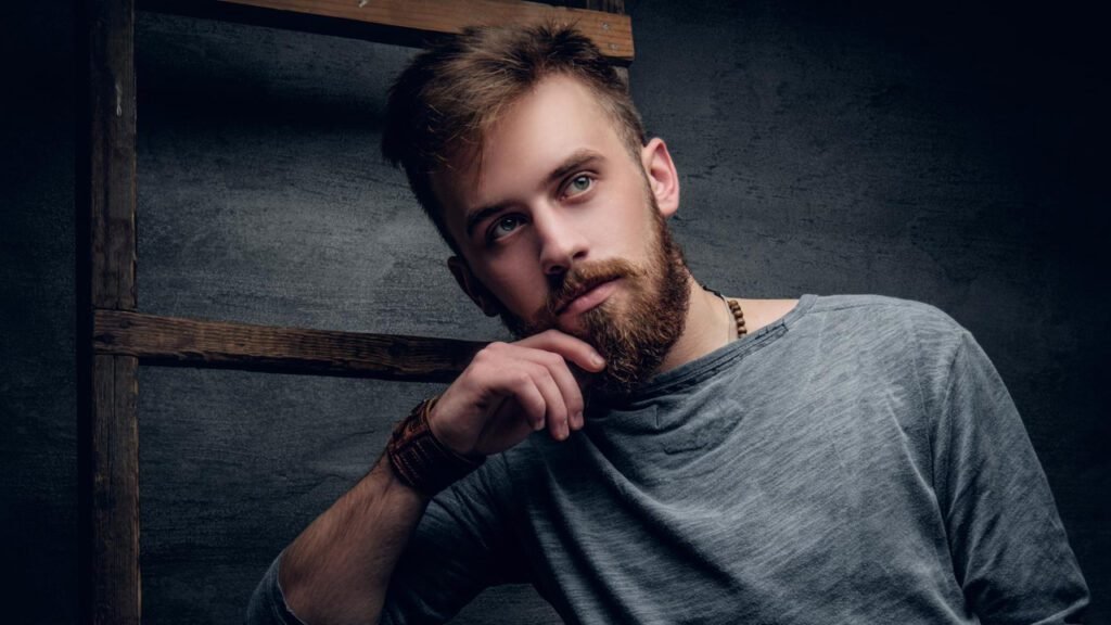 Ajustando a barba masculina em estilo tendência 2025