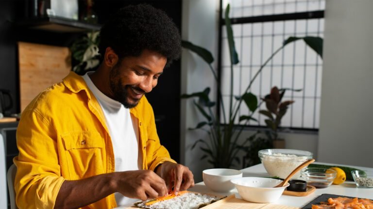 ovos, salmão, castanhas e frutas cítricas frescas sobre a mesa, representando alimentos que fortalecem o cabelo masculino.