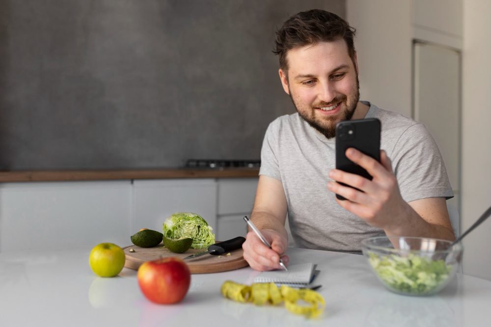 Homem sorridente buscando aliemntos pra comer e cuidar do cabelo