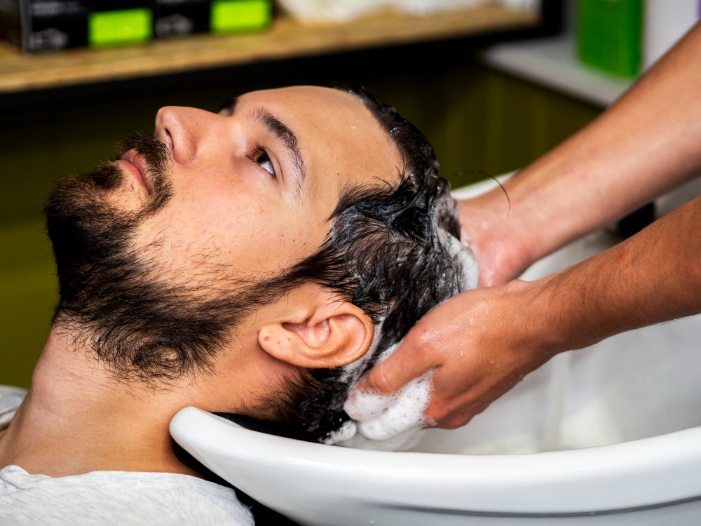 entender os erros que acabam com o cabelo masculino e como corrigi-los para garantir a saúde e a beleza dos seus fios