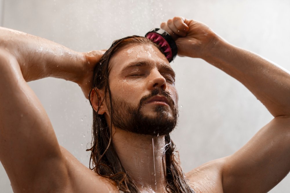 Hábitos do dia a dia que pioram o cabelo oleoso masculino