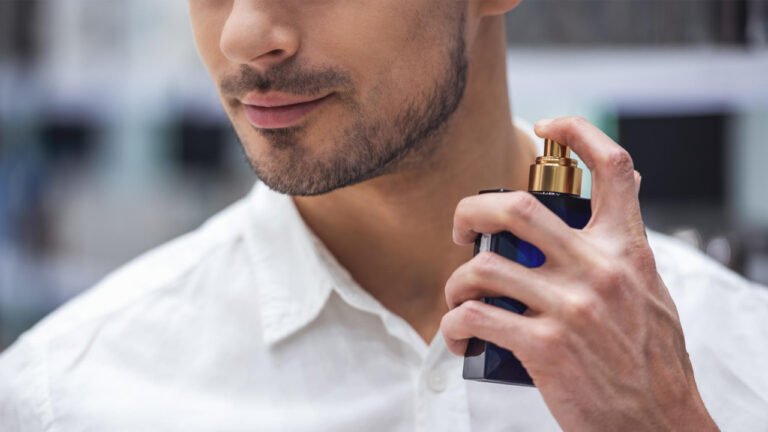 Qual é a forma correta de aplicar um perfume para conhecer?