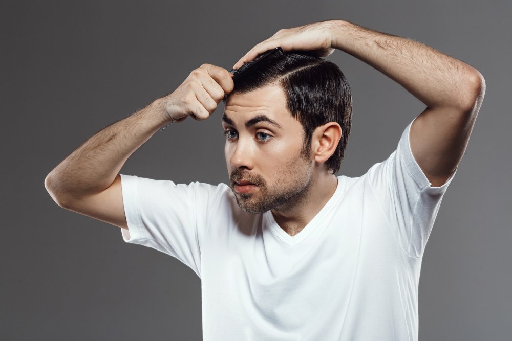 Quando o cabelo oleoso masculino pode indicar algo além do comum